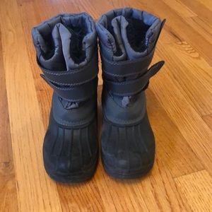 Winter boots with rubber bottom